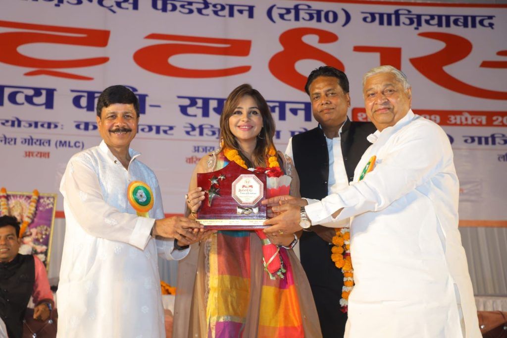 रिमझिम बारिश के बीच श्रोताओं ने लिया अट्टहास कवि सम्मेलन का आनंद 6 115 12