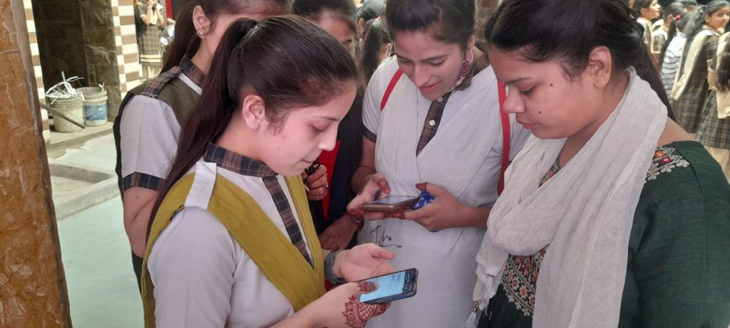 मेरठ: यूपी बोर्ड की 10वीं और 12वीं की परीक्षाओं के परिणाम आने के बाद बच्चों में खुशी की लहर 5 115 9
