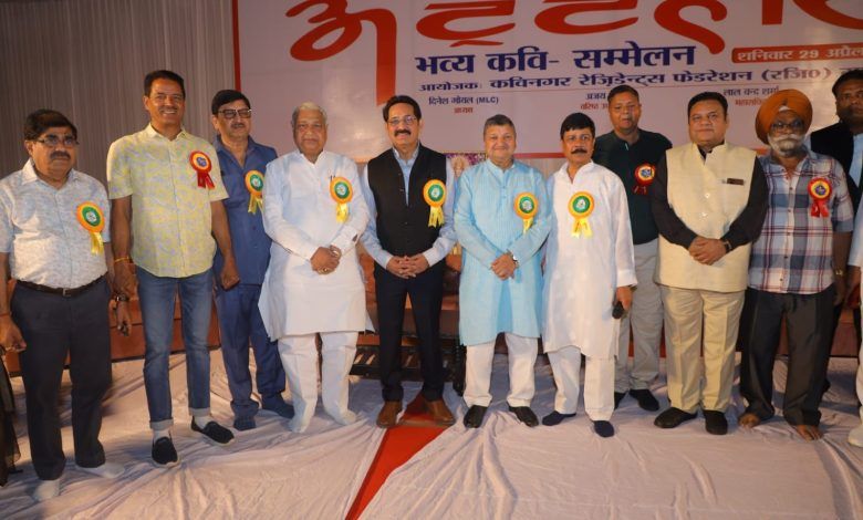 रिमझिम बारिश के बीच श्रोताओं ने लिया अट्टहास कवि सम्मेलन का आनंद 1 116 7