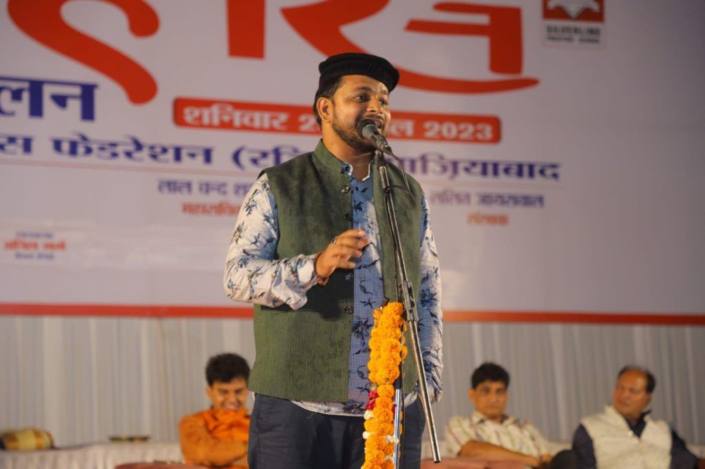 रिमझिम बारिश के बीच श्रोताओं ने लिया अट्टहास कवि सम्मेलन का आनंद 7 118 1