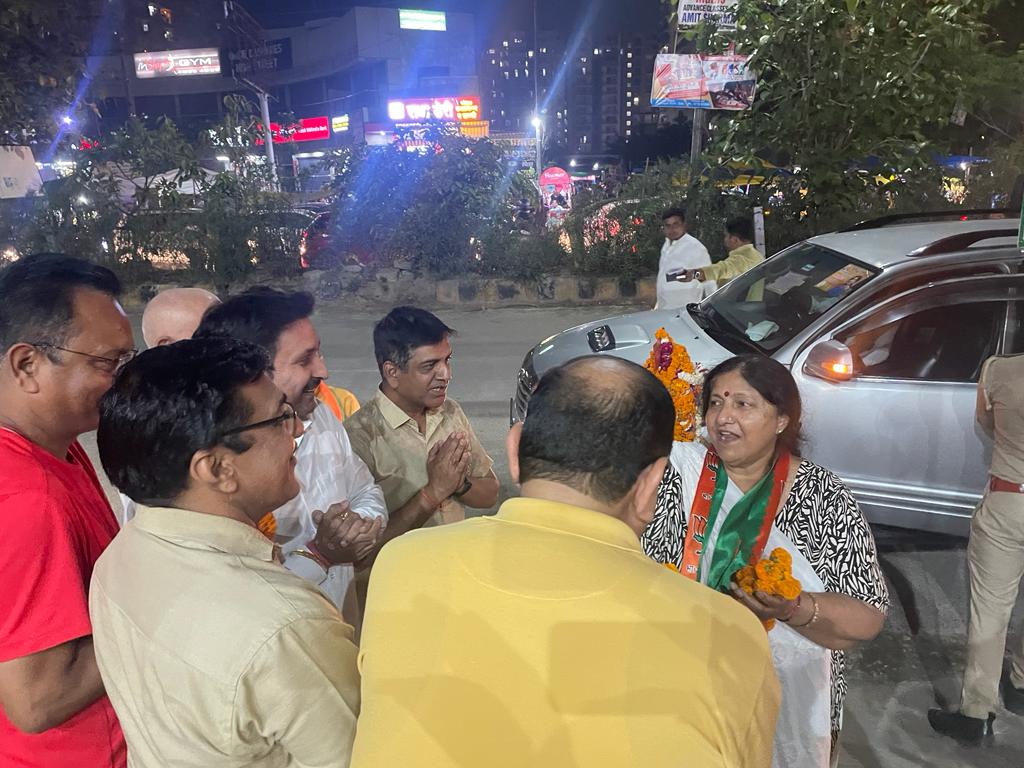 भारतीय जनता पार्टी पार्षद प्रत्याशी अर्चना तेवतिया व मेयर प्रत्याशी सुनीता दयाल को जनसम्पर्क के दौरान मिला जबरदस्त समर्थन 11 10