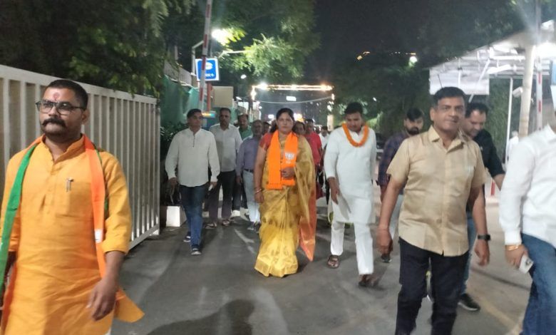 भारतीय जनता पार्टी पार्षद प्रत्याशी अर्चना तेवतिया व मेयर प्रत्याशी सुनीता दयाल को जनसम्पर्क के दौरान मिला जबरदस्त समर्थन 1 11