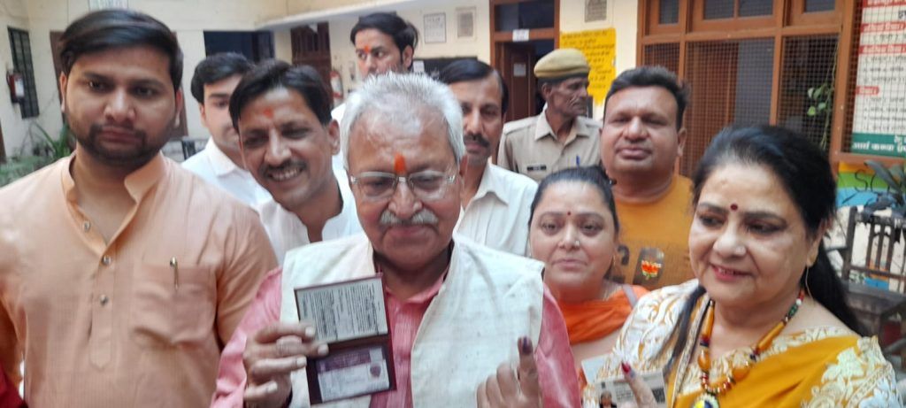 Dance of democracy: Vote Selfie! 2 111 27