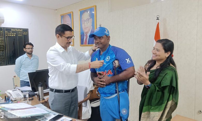 जिलाधिकारी राकेश कुमार द्वारा गाजियाबाद व्हीलचेयर प्लेयर राजा बाबू सम्मानित 1 111 47