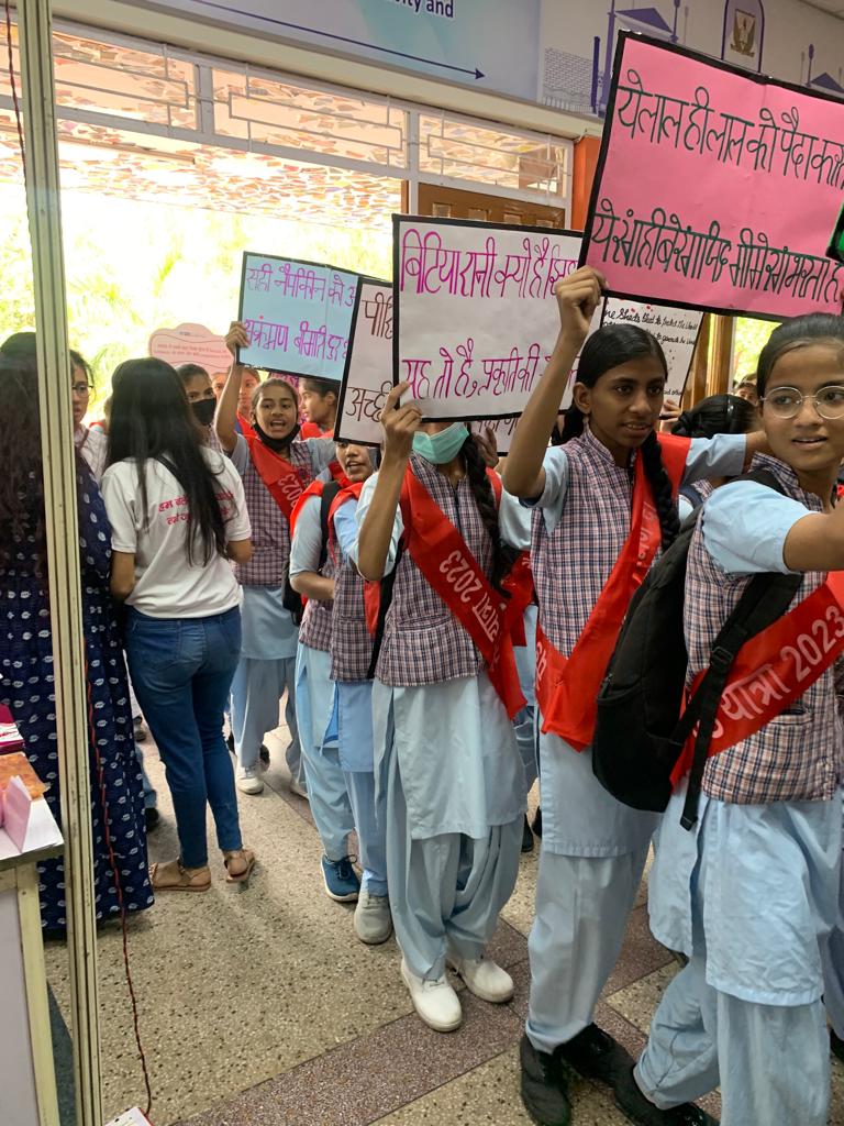 स्कूली छात्राओं को माहवारी पर जागरूक करने के उद्देश्य से एक पहल नया सवेरा के अंतर्गत चौ0 चरण सिंह विश्वविद्यालय में किया गया पीरियड फेस्ट का आयोजन 4 111 54
