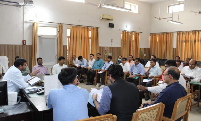 जिला निर्वाचन अधिकारी ने नगर निकाय सामान्य निर्वाचन हेतु रूटचार्ट, कम्युनिकेशन प्लान एवं अन्य व्यवस्थाओ के संबंध में की बैठक 1 111 6
