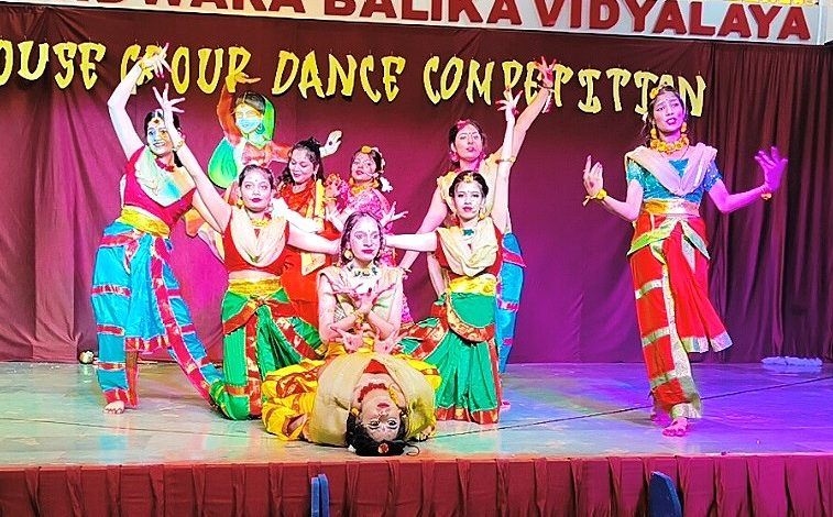 श्री ठाकुरद्वारा बालिका विद्यालय में अंतर सदन नृत्य प्रतियोगिता का आयोजन 1 111 94