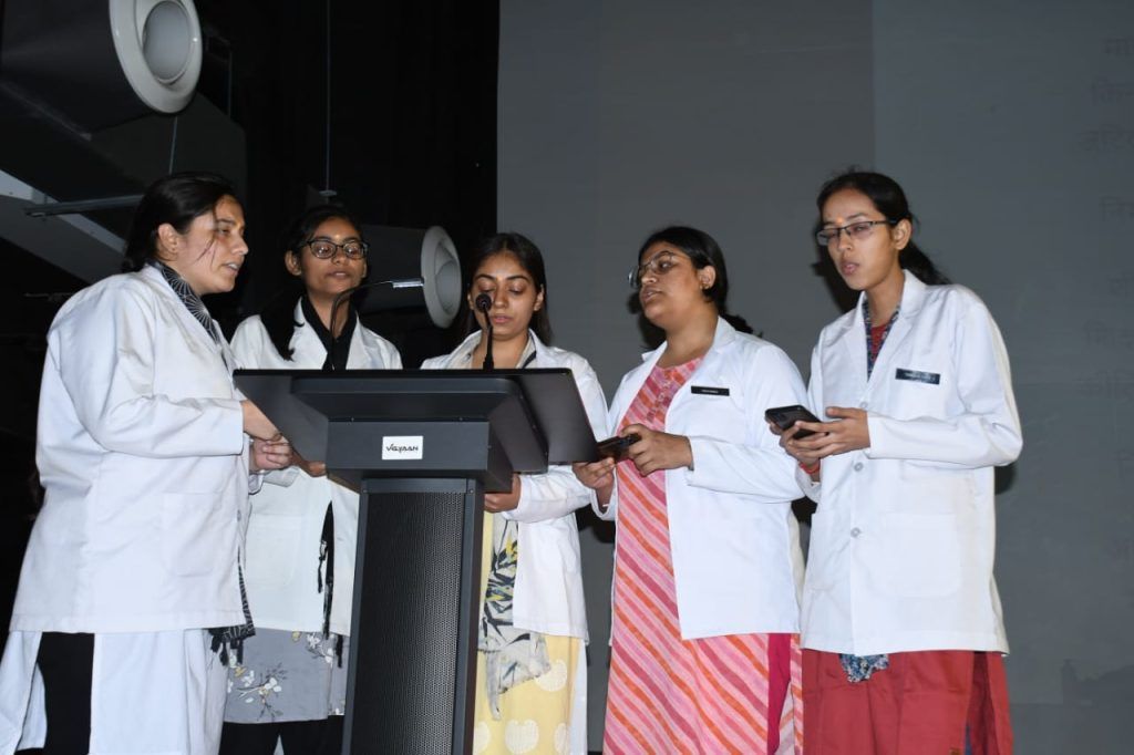 नेशनल मेडिकल आर्गनाइजेशन ने नव आगंतुक एम बी बी एस सत्र 2023 के छात्र छात्राओं को दिलाई चरक सपथ 6 112 4
