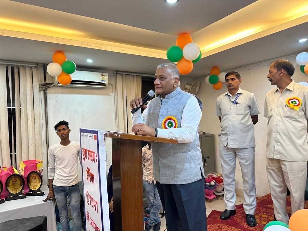भारत का विश्व में परचम लहराएं युवा वर्ग - जनरल डॉक्टर विजय कुमार सिंह 2 112 55