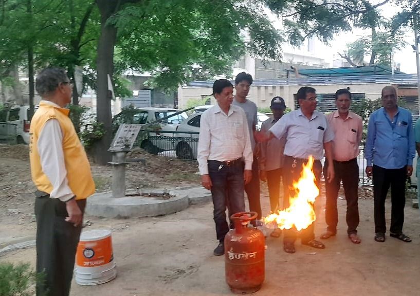 Ghaziabad Civil Defense Conducts Successful Mock Drill at Sarvodaya Hospital, Enhancing Fire Safety Preparedness 2 112 66