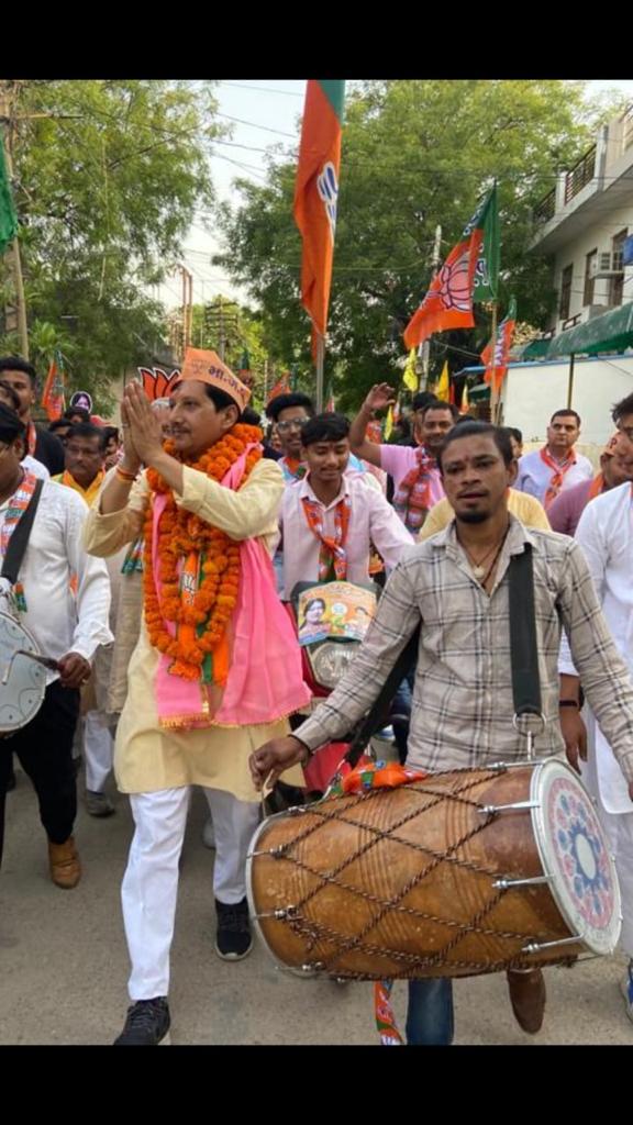 वार्ड 69 में भाजपा प्रत्याशी कुलदीप त्यागी बिल्लू की संपर्क पदयात्रा 2 112 9