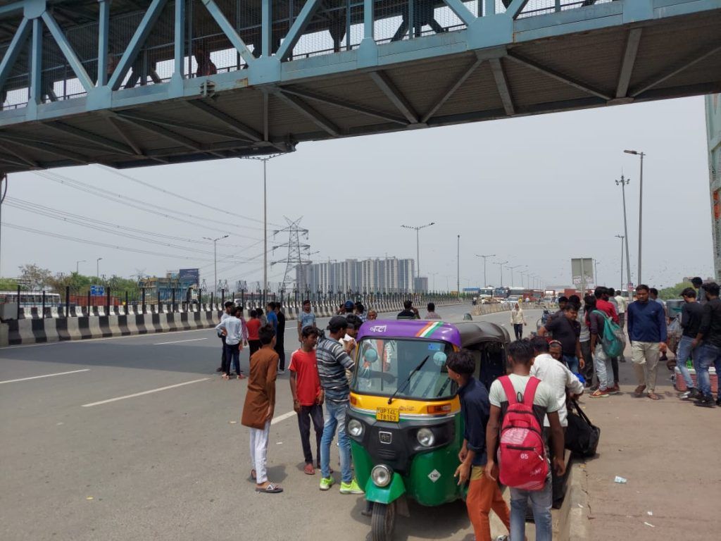 Rakesh Tikait Denied Entry by Delhi Police at Ghazipur Border; Traffic Diverted, Traffic Paralyzed in Massive Jam 8 113 38
