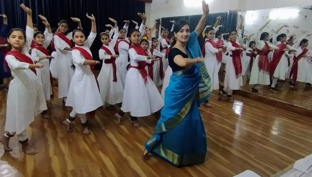 शिवांगी संगीत महाविद्यालय में “गायन, तबला वादन, एवं कथक नृत्य की संगीत कार्यशाला का शुभारंभ 4 113 43