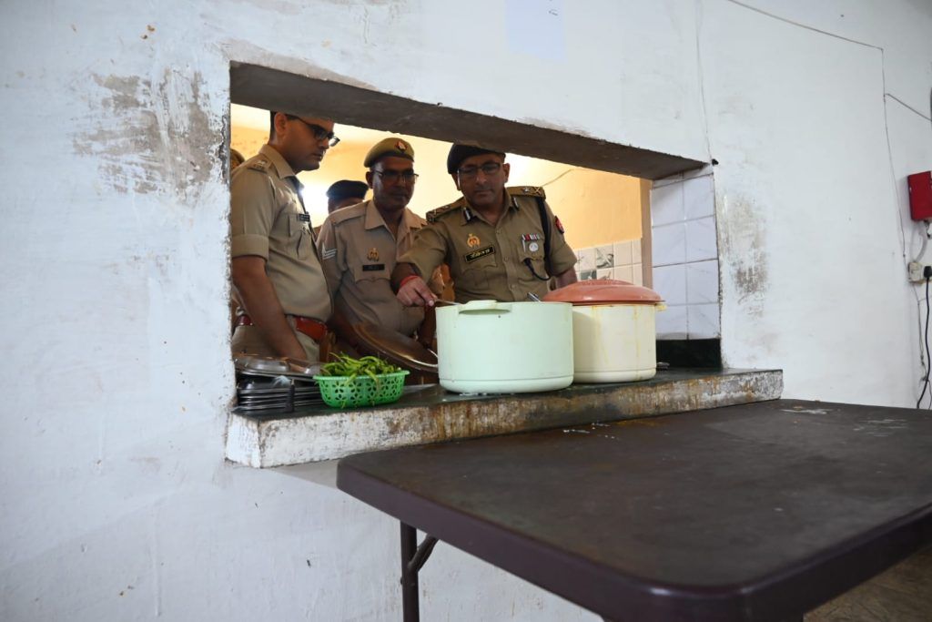 Meerut Police Gear Up for a Peaceful Bakrid Celebration: Inspections and Directives Ensured 4 113 45