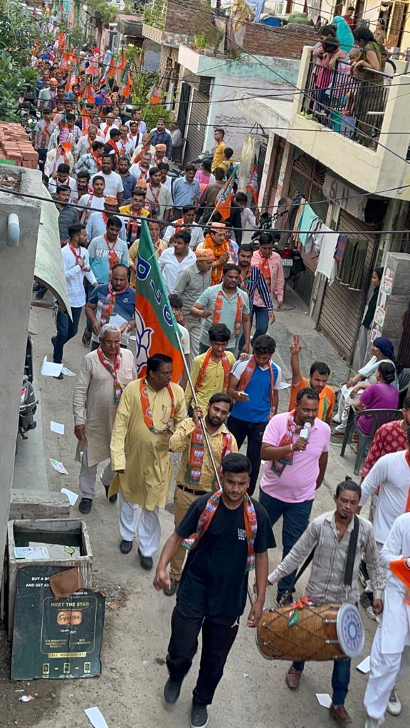वार्ड 69 में भाजपा प्रत्याशी कुलदीप त्यागी बिल्लू की संपर्क पदयात्रा 3 113 5