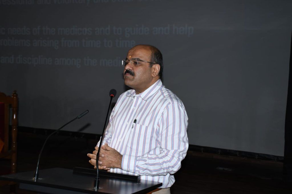 नेशनल मेडिकल आर्गनाइजेशन ने नव आगंतुक एम बी बी एस सत्र 2023 के छात्र छात्राओं को दिलाई चरक सपथ 4 114 1