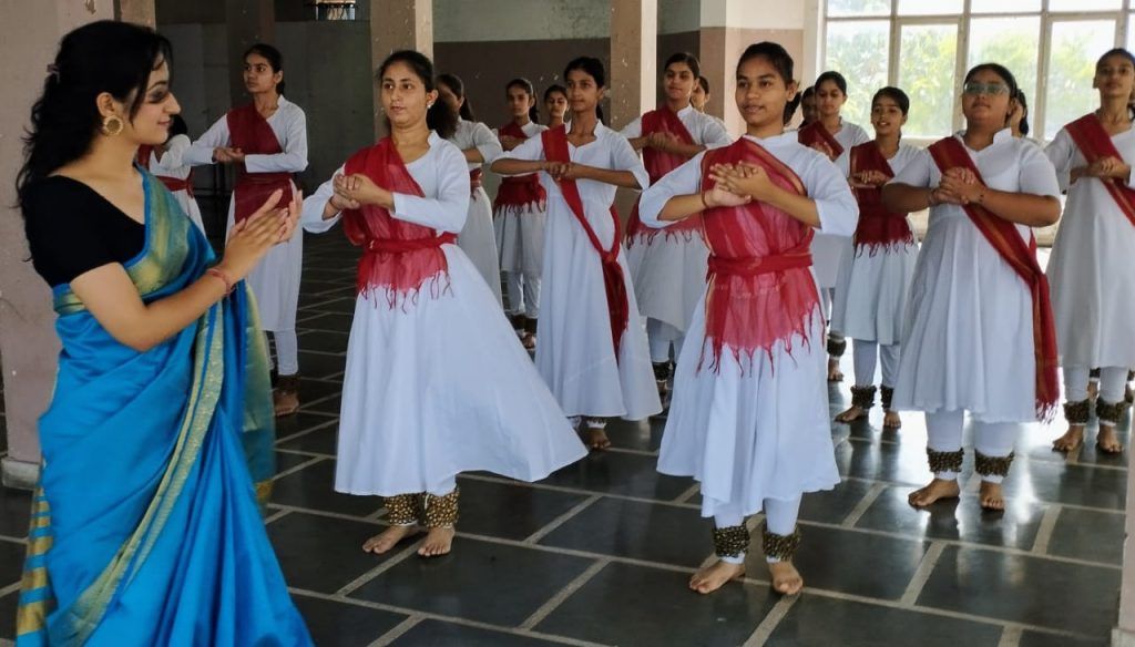 शिवांगी संगीत महाविद्यालय में “गायन, तबला वादन, एवं कथक नृत्य की संगीत कार्यशाला का शुभारंभ 6 115 14