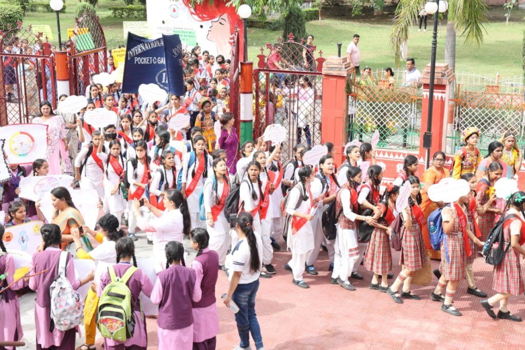 स्कूली छात्राओं को माहवारी पर जागरूक करने के उद्देश्य से एक पहल नया सवेरा के अंतर्गत चौ0 चरण सिंह विश्वविद्यालय में किया गया पीरियड फेस्ट का आयोजन 5 115 6
