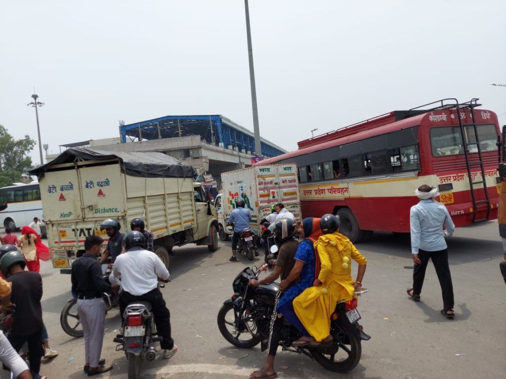 Rakesh Tikait Denied Entry by Delhi Police at Ghazipur Border; Traffic Diverted, Traffic Paralyzed in Massive Jam 2 117 3