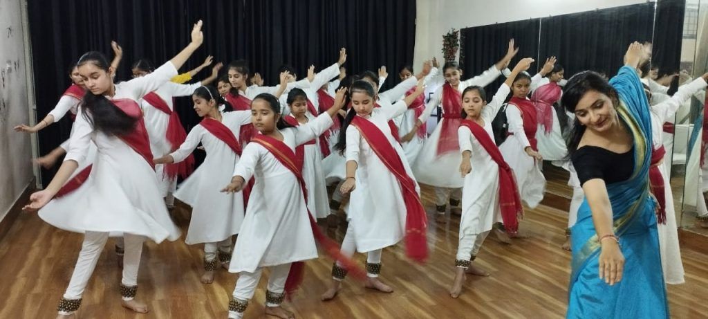 शिवांगी संगीत महाविद्यालय में “गायन, तबला वादन, एवं कथक नृत्य की संगीत कार्यशाला का शुभारंभ 8 117 4