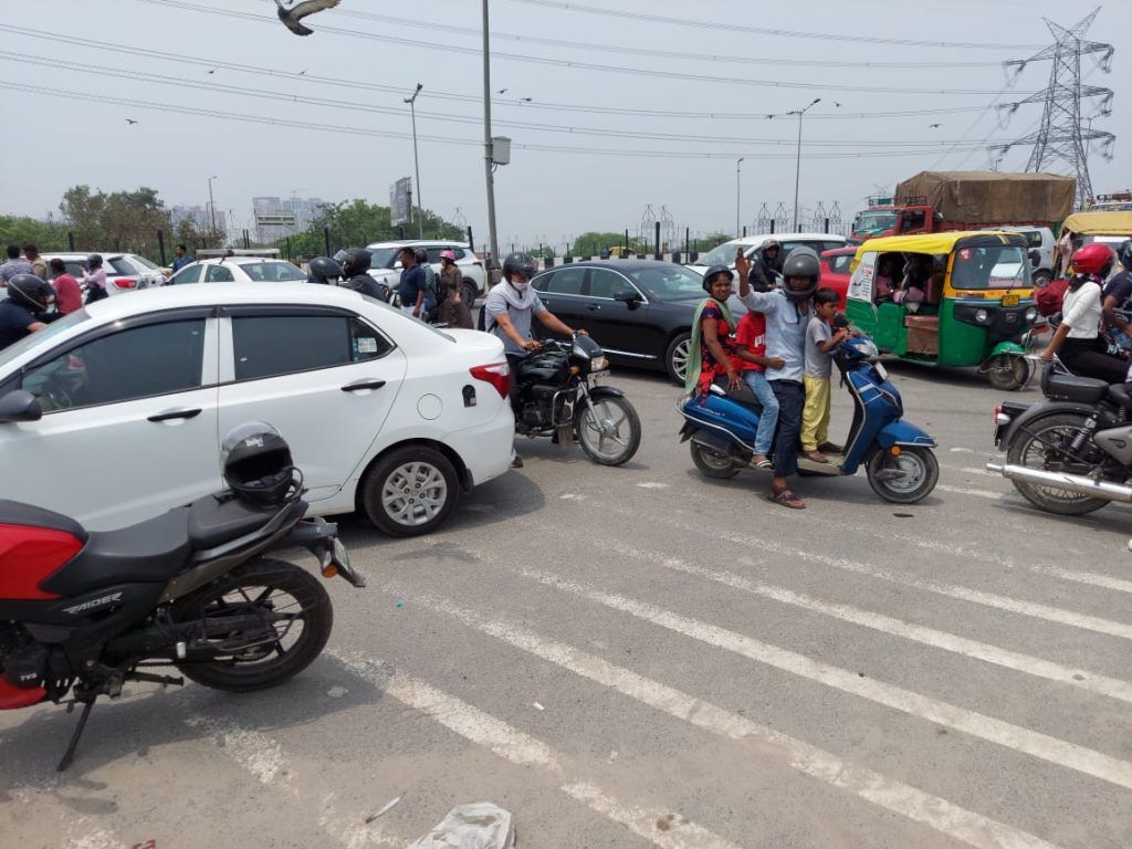 Rakesh Tikait Denied Entry by Delhi Police at Ghazipur Border; Traffic Diverted, Traffic Paralyzed in Massive Jam 4 119 2