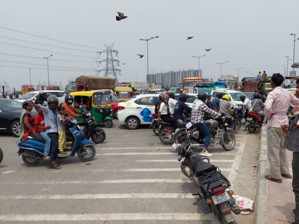 Rakesh Tikait Denied Entry by Delhi Police at Ghazipur Border; Traffic Diverted, Traffic Paralyzed in Massive Jam 5 120 1