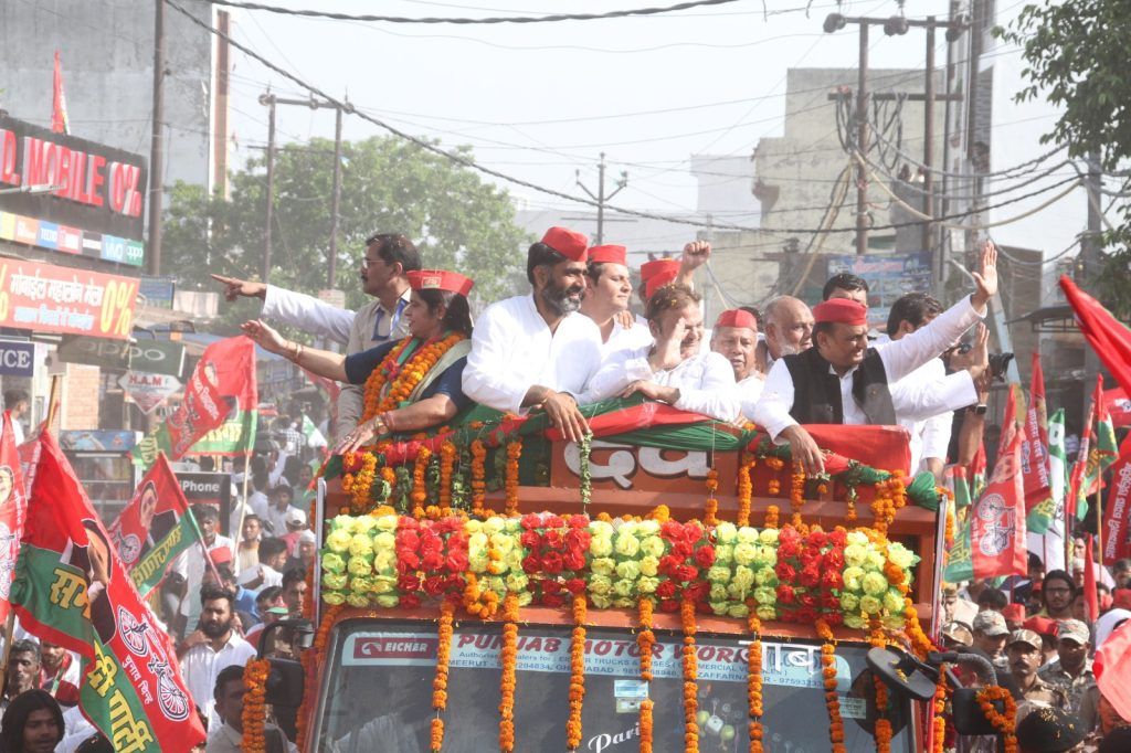 पूर्व मुख्यमंत्री अखिलेश यादव पहुंचे मेरठ, रोड शो में उमड़ा जनसैलाब,भाजपा पर साधा निशाना 14 13
