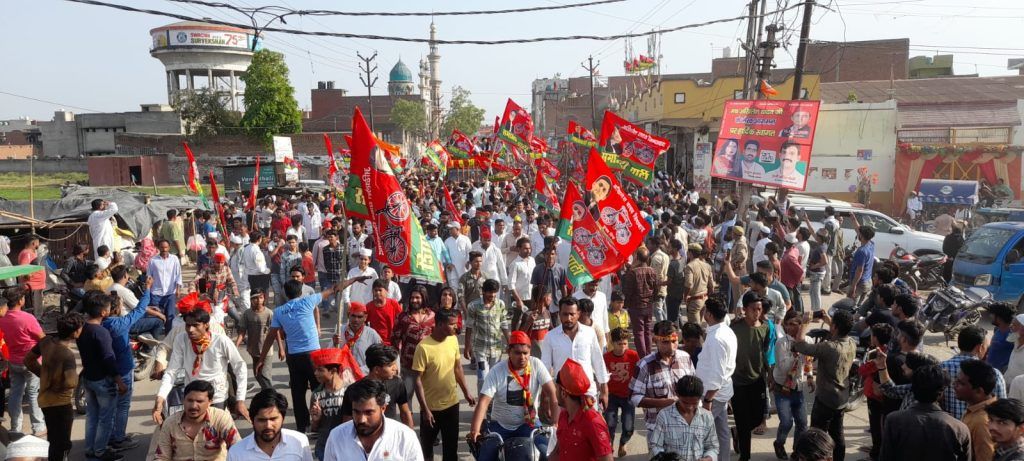 पूर्व मुख्यमंत्री अखिलेश यादव पहुंचे मेरठ, रोड शो में उमड़ा जनसैलाब,भाजपा पर साधा निशाना 16 15