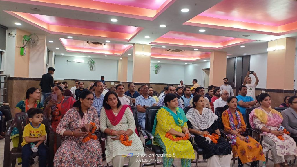 भारतीय जनता पार्टी पार्षद प्रत्याशी अर्चना तेवतिया व मेयर प्रत्याशी सुनीता दयाल को जनसम्पर्क के दौरान मिला जबरदस्त समर्थन 3 2 1
