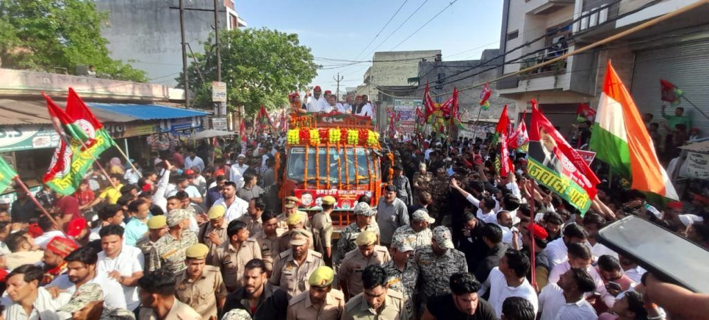 पूर्व मुख्यमंत्री अखिलेश यादव पहुंचे मेरठ, रोड शो में उमड़ा जनसैलाब,भाजपा पर साधा निशाना 4 3 2