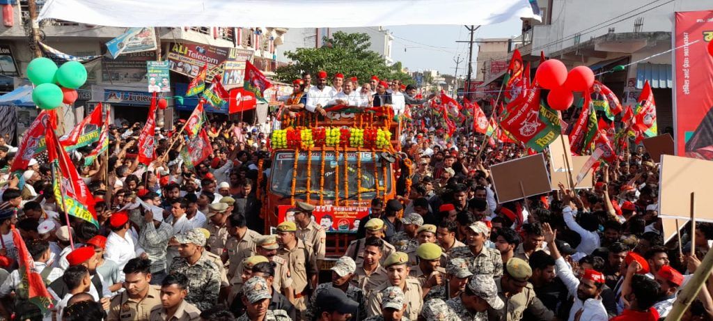पूर्व मुख्यमंत्री अखिलेश यादव पहुंचे मेरठ, रोड शो में उमड़ा जनसैलाब,भाजपा पर साधा निशाना 5 4 2