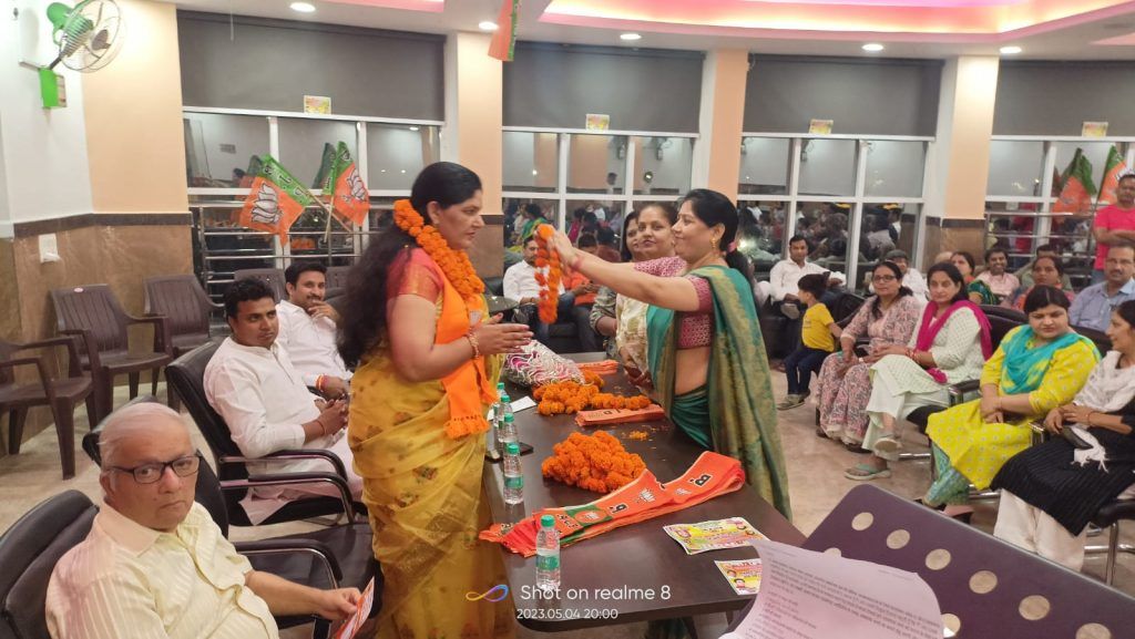 भारतीय जनता पार्टी पार्षद प्रत्याशी अर्चना तेवतिया व मेयर प्रत्याशी सुनीता दयाल को जनसम्पर्क के दौरान मिला जबरदस्त समर्थन 9 5