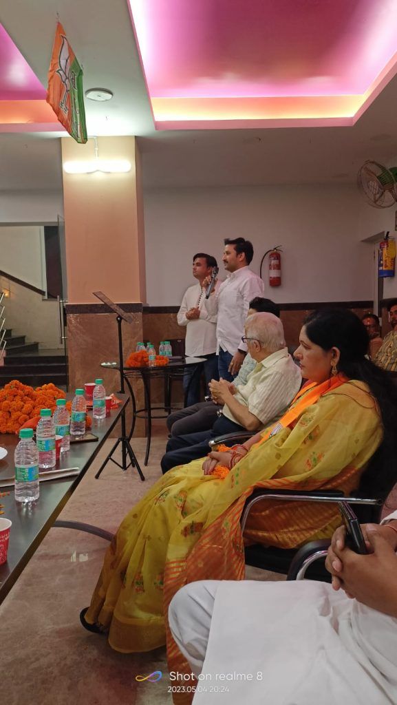 भारतीय जनता पार्टी पार्षद प्रत्याशी अर्चना तेवतिया व मेयर प्रत्याशी सुनीता दयाल को जनसम्पर्क के दौरान मिला जबरदस्त समर्थन 4 6