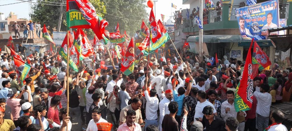 पूर्व मुख्यमंत्री अखिलेश यादव पहुंचे मेरठ, रोड शो में उमड़ा जनसैलाब,भाजपा पर साधा निशाना 8 7 1