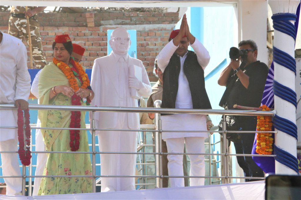 पूर्व मुख्यमंत्री अखिलेश यादव पहुंचे मेरठ, रोड शो में उमड़ा जनसैलाब,भाजपा पर साधा निशाना 9 8 1