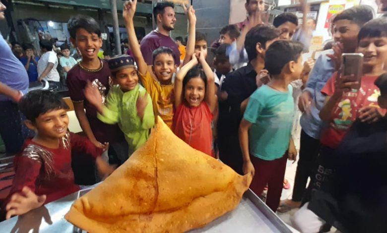 Meerut's 'Bahubali' Samosa Takes the Culinary World by Storm: A 12-Kilogram Delight 1 111 48