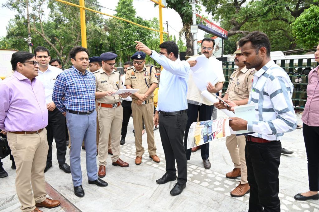High-Level Meeting in Meerut: DGP Vijay Kumar and Home Secretary Sanjay Prasad Discuss Kavad Yatra 2 111 52