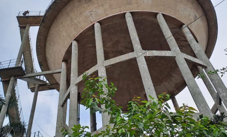 Dasna 'Sholay' Moment: Man Takes Inspiration from Veeru, Climbs Water Tank for Suicide, Receives Rescue Mission Instead 1 111 85