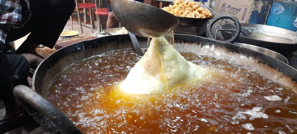 Meerut's 'Bahubali' Samosa Takes the Culinary World by Storm: A 12-Kilogram Delight 3 112 27