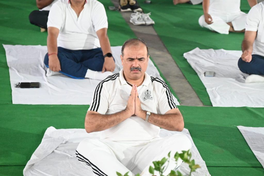 मेरठ में अंतर्राष्ट्रीय योग दिवस पर पुलिस अधिकारियों ने योग के माध्यम से स्वास्थ्य और सुख को बढ़ावा दिया 3 112 35