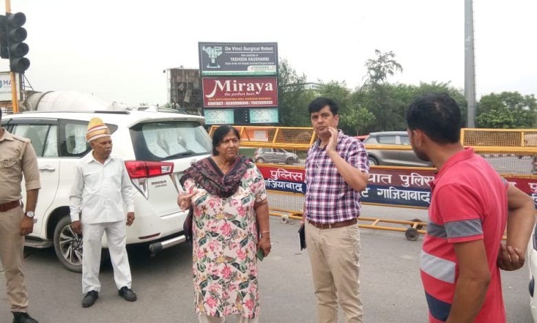 Mayor Sunita Dayal Leads the Way in Transforming Ghaziabad: Inspects Beautification of Elevated Underpass at UP Gate 1 112 45