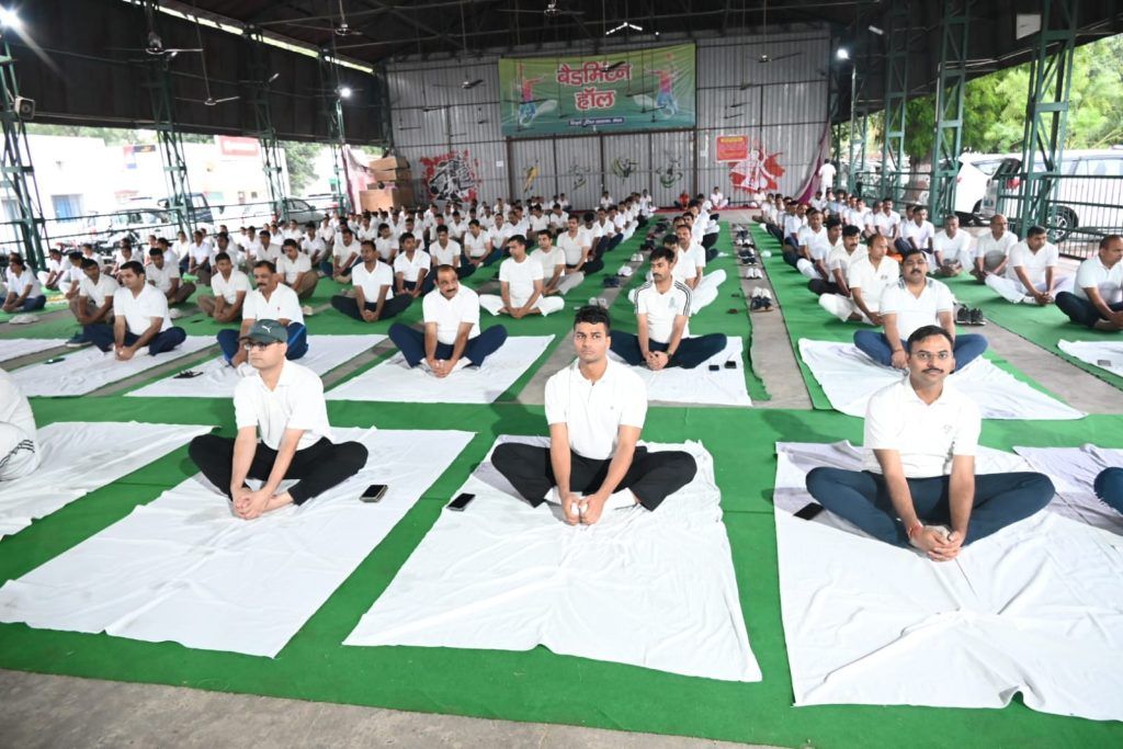 मेरठ में अंतर्राष्ट्रीय योग दिवस पर पुलिस अधिकारियों ने योग के माध्यम से स्वास्थ्य और सुख को बढ़ावा दिया 4 113 24