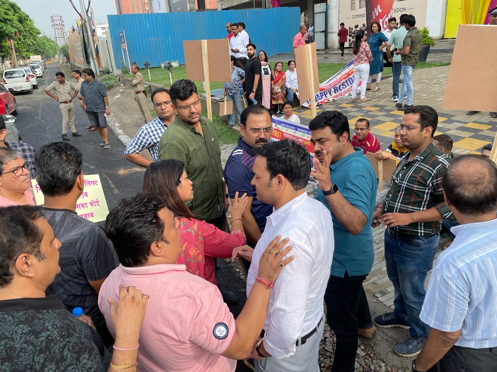 Saya Gold Avenue Residents Protest Against Builder's Negligence: Seeking Action and Accountability 3 113 31