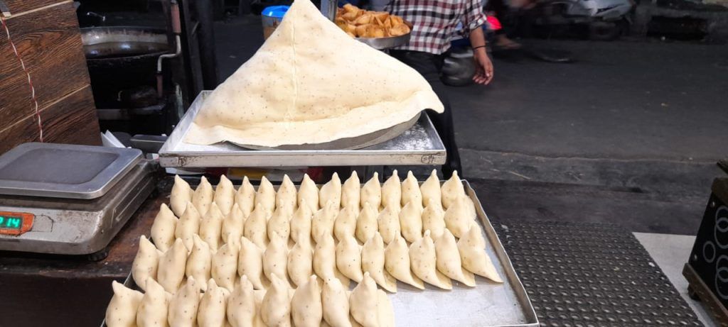 Meerut's 'Bahubali' Samosa Takes the Culinary World by Storm: A 12-Kilogram Delight 7 114 11