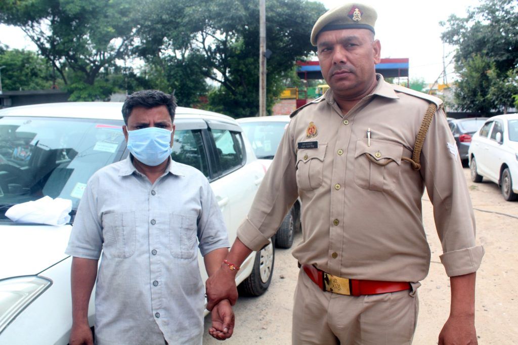 गाजियाबाद क्राइम ब्रांच टीम की सफलता: 11 वर्षों से फरार चल रहे कच्छा बनियान गिरोह को पकड़ा, लाखों की कीमत के अवैध असलहा भी बरामद 4 114 22