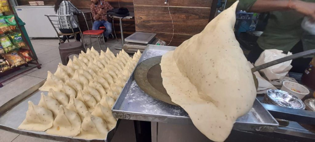 Meerut's 'Bahubali' Samosa Takes the Culinary World by Storm: A 12-Kilogram Delight 8 115 6