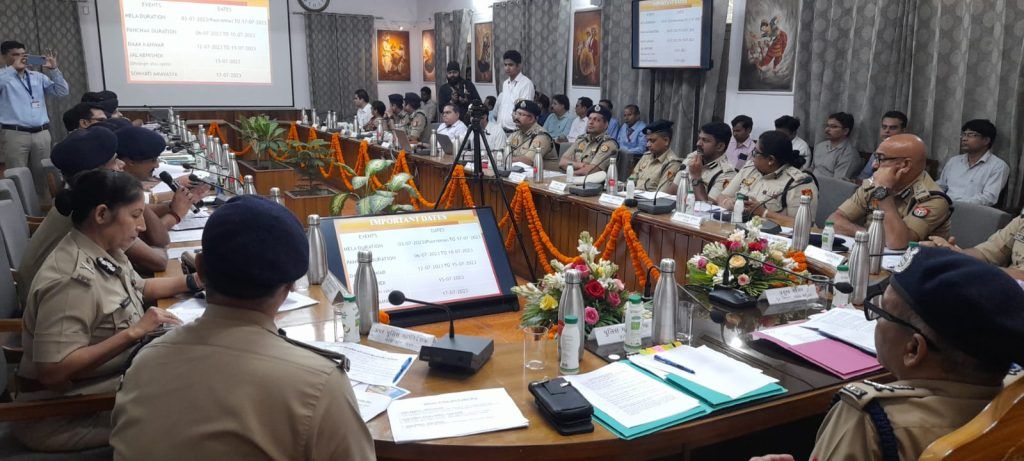 High-Level Meeting in Meerut: DGP Vijay Kumar and Home Secretary Sanjay Prasad Discuss Kavad Yatra 8 116 3