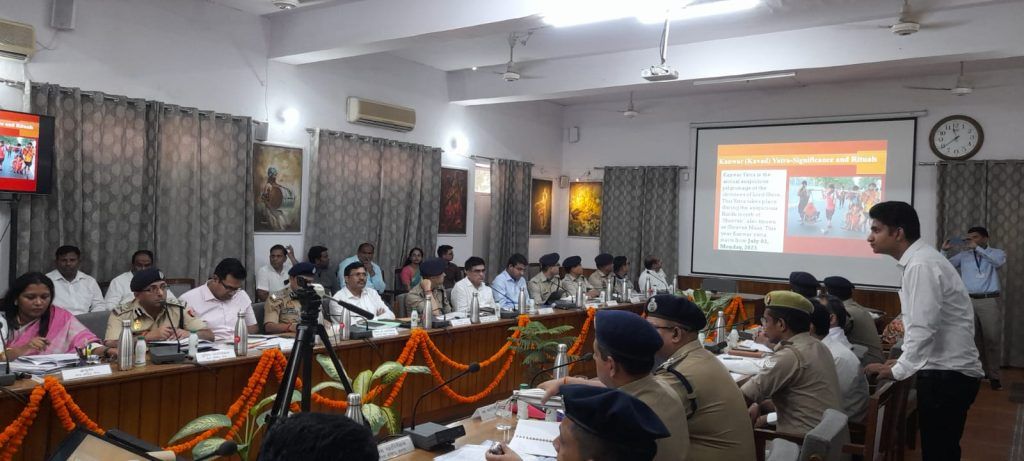 High-Level Meeting in Meerut: DGP Vijay Kumar and Home Secretary Sanjay Prasad Discuss Kavad Yatra 9 117 1