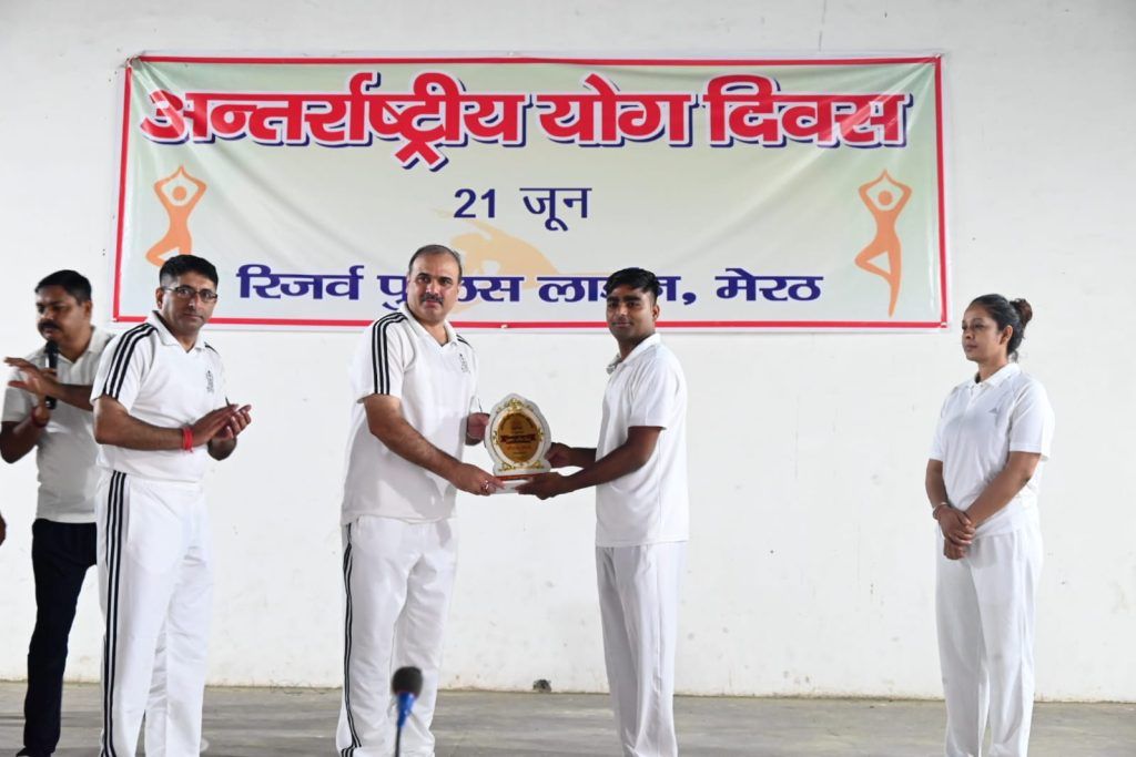 मेरठ में अंतर्राष्ट्रीय योग दिवस पर पुलिस अधिकारियों ने योग के माध्यम से स्वास्थ्य और सुख को बढ़ावा दिया 10 119 2