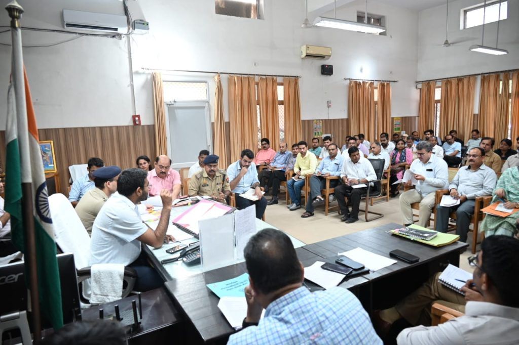 आईजीआरएस के शिकायतों के निस्तारण को लेकर जिलाधिकारी की अध्यक्षता में बैठक संपन्न 3 212 2